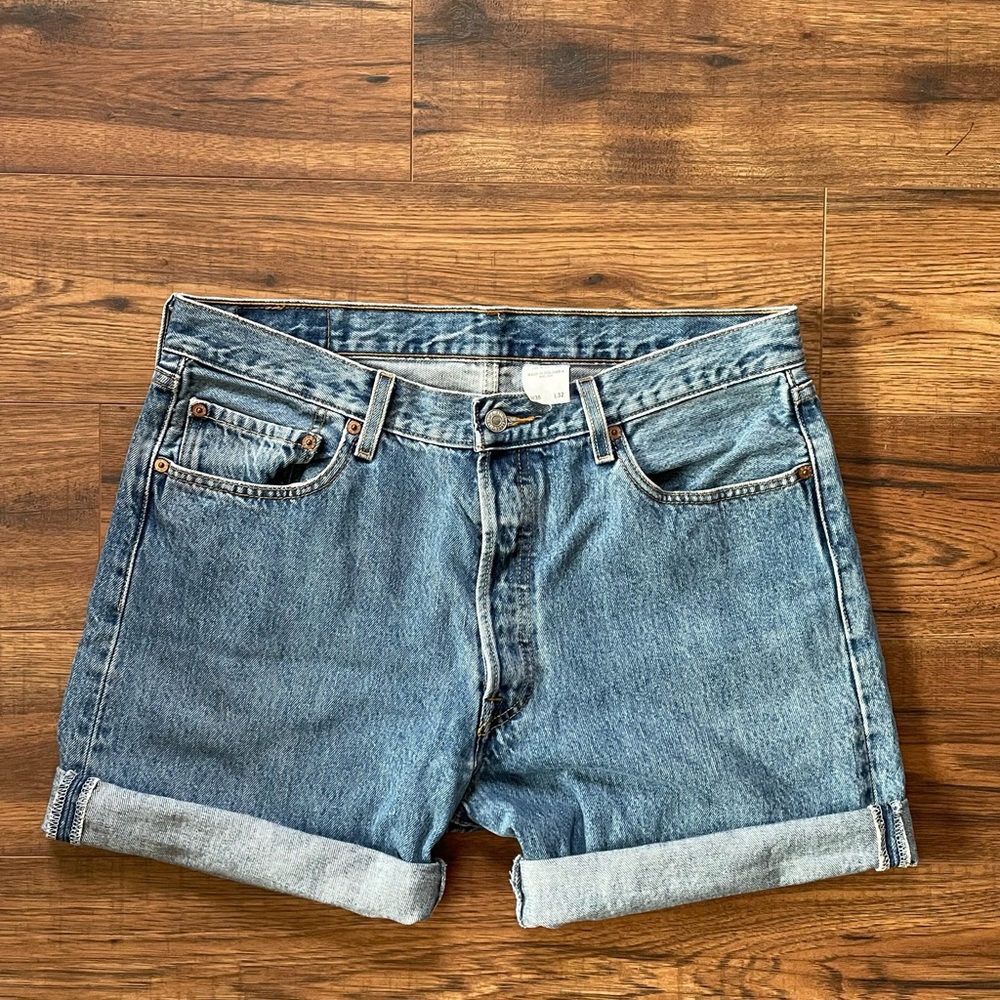 Levi’s 501s mens size 36 (womens 14/16) button fly distressed cut off shorts